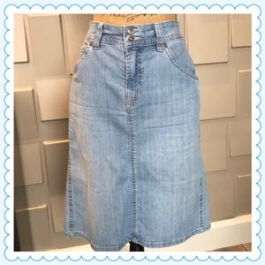 Gloria Vanderbilt light denim skirt size 8